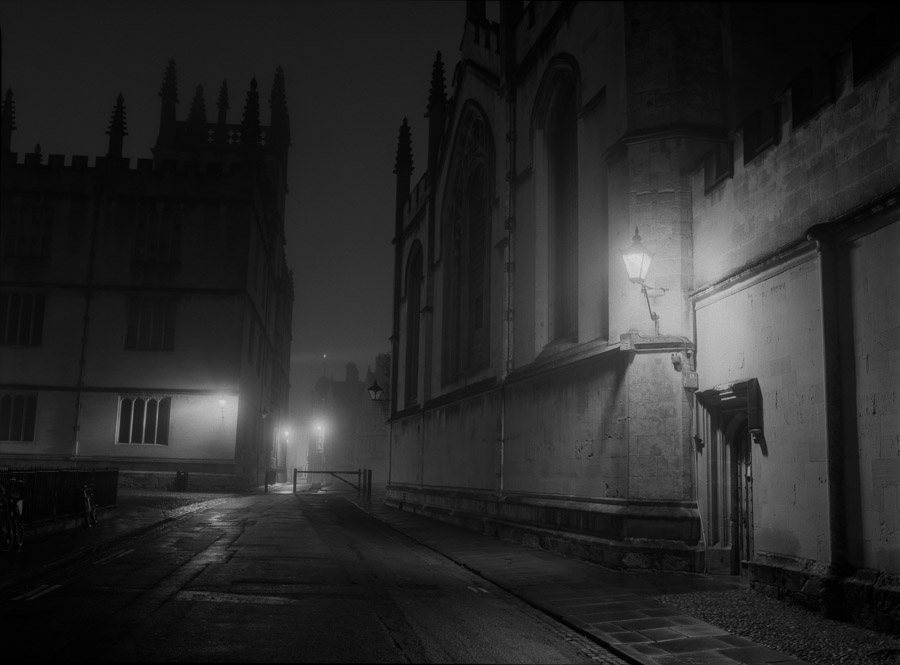 simplyoxford's tweet photo. Foggy night in Oxford, Boxing Day, 2021.

Pentax 645N, @ILFORDPhoto FP4 #film, developed in #510Pyro https://t.co/CgV3U9JJFe