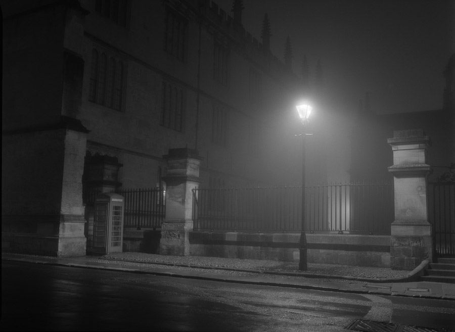 simplyoxford's tweet photo. Foggy night in Oxford, Boxing Day, 2021.

Pentax 645N, @ILFORDPhoto FP4 #film, developed in #510Pyro https://t.co/CgV3U9JJFe