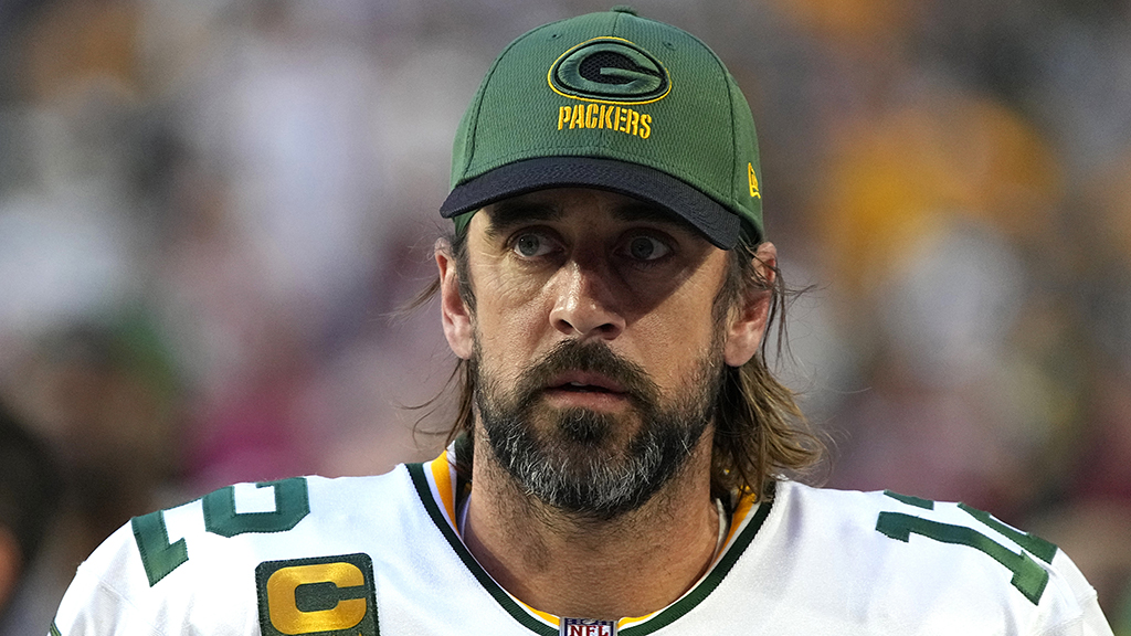 AroundTheNFL's tweet photo. Packers QB Aaron Rodgers calls award voter "a bum" following comments that he would not vote for Rodgers

https://t.co/YoOO7XfiMC https://t.co/jy3OSbxvkW