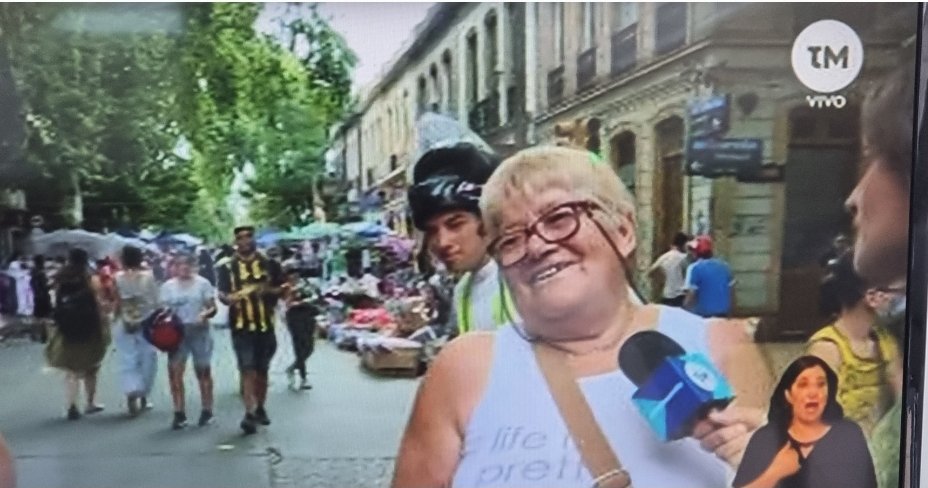 Los canales de tv en plena pandemia salen en vivo a la calle por la via blanca sin tapabocas!! Despues son sensacionalistas con el tema del Covid!!@TelemundoUY
