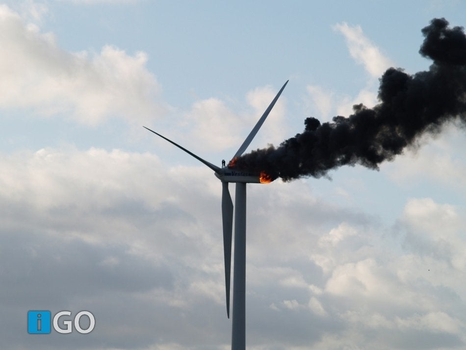BeFirsttoKnow's tweet image. 2 Engineers Were Trapped on a Burning Wind Turbine. This Was Their Final Picture dlvr.it/SGbqyh