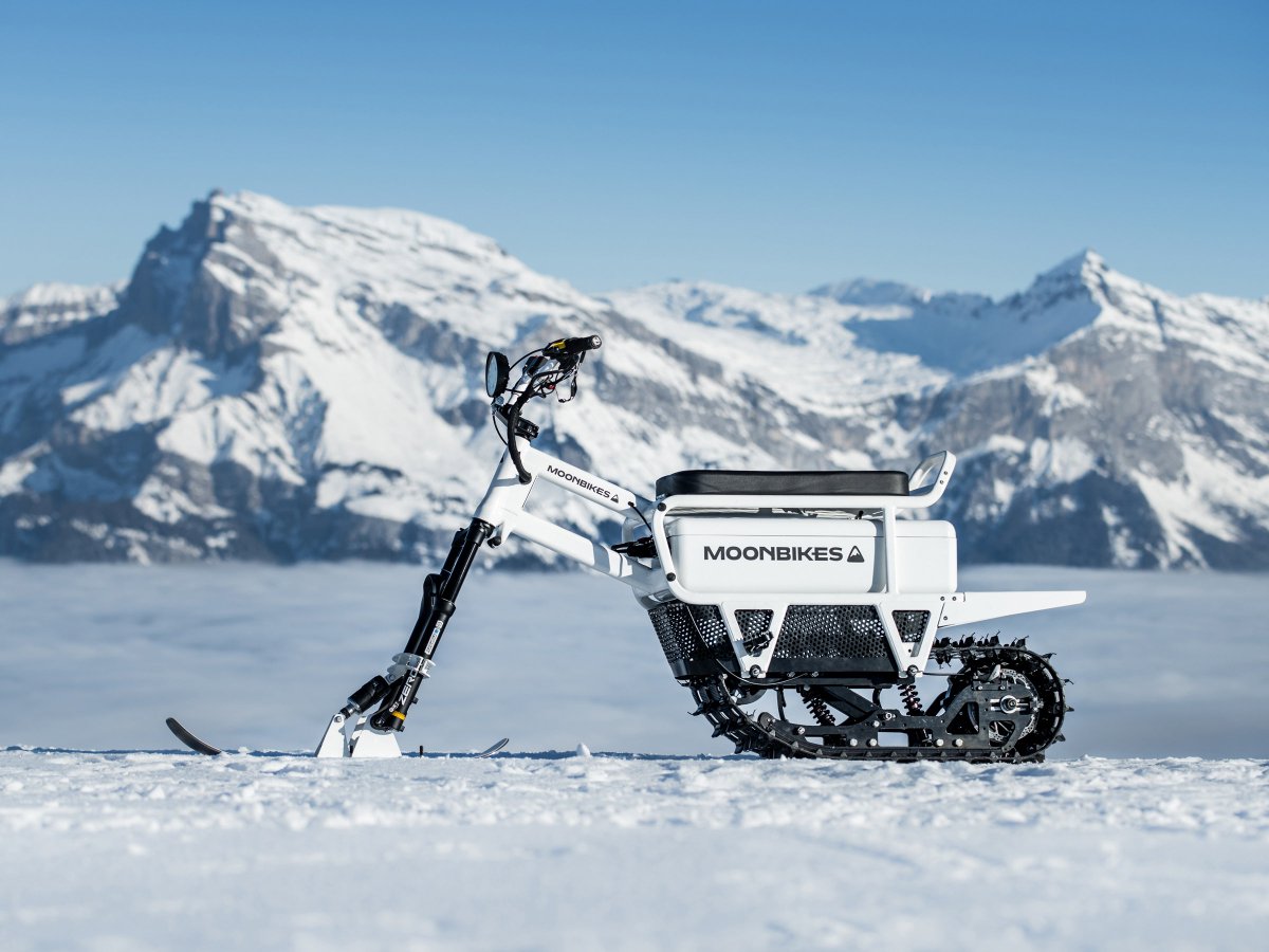 wiredreviews's tweet photo. 🚀 Blast off on this electric snowmobile called a Moonbike! Instead of wheels, it has a single ski up front with an electric motor-powered snow tread in the back. Click here for more: https://t.co/pI9mLRzeJ0 #ces2022 #moonbike
📷: Niels Saint-Viteux/Moonbike https://t.co/rp9hxfABqQ