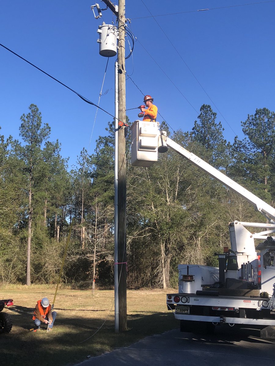 SRECooperative's tweet photo. Singing River Connect contract crews have been hanging #fiber on Bennie Wall Road in George County. This is for the third fiber pilot project located in the Agricola community. To express interest in fiber, visit https://t.co/mPF2wkybE9. 
#fiberinternet  #connectms https://t.co/VRL47s2BHx