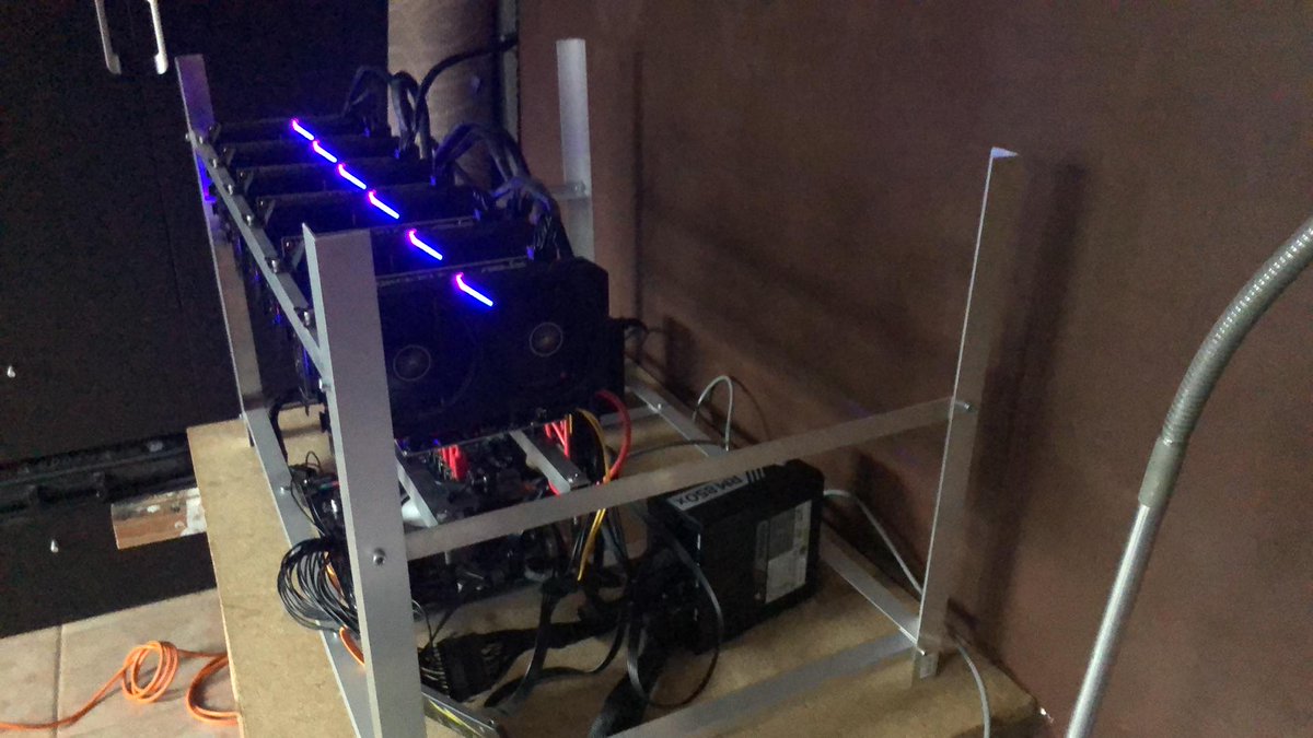 VbkLik's tweet photo. Fidèle à son poste depuis presque 4 mois ! J'envisage de l'agrandir d'ici une année. Ce qui est bien c'est que comme j'ai fabriqué le frame, je peux mettre une deuxième rangée de GPU de l'autre côté. https://t.co/YqQUMmW74X