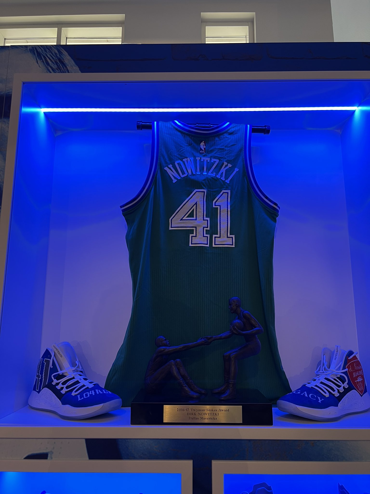 Mavericks to retire Dirk Nowitzki's jersey in January