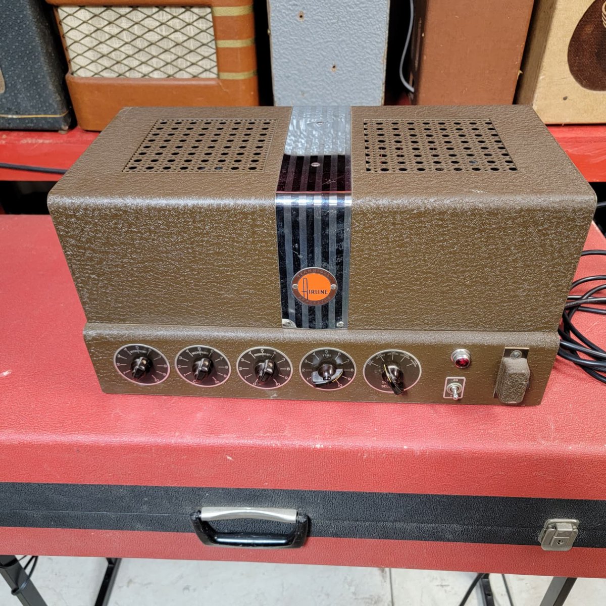 TomsAmpsDetroit's tweet photo. Beautiful 1940ish Ward Sound Equipment Airline PA amp has been updated. Dead mint, not even dusty, original mustache handled case.
33 watts, packs a punch!
Available for #Detroit #Studio #Rental from https://t.co/HQ6uV8HlRl, The Home of Vintage Tone. Royal Oak MI 248-808-2951. https://t.co/wuhkBKXluT