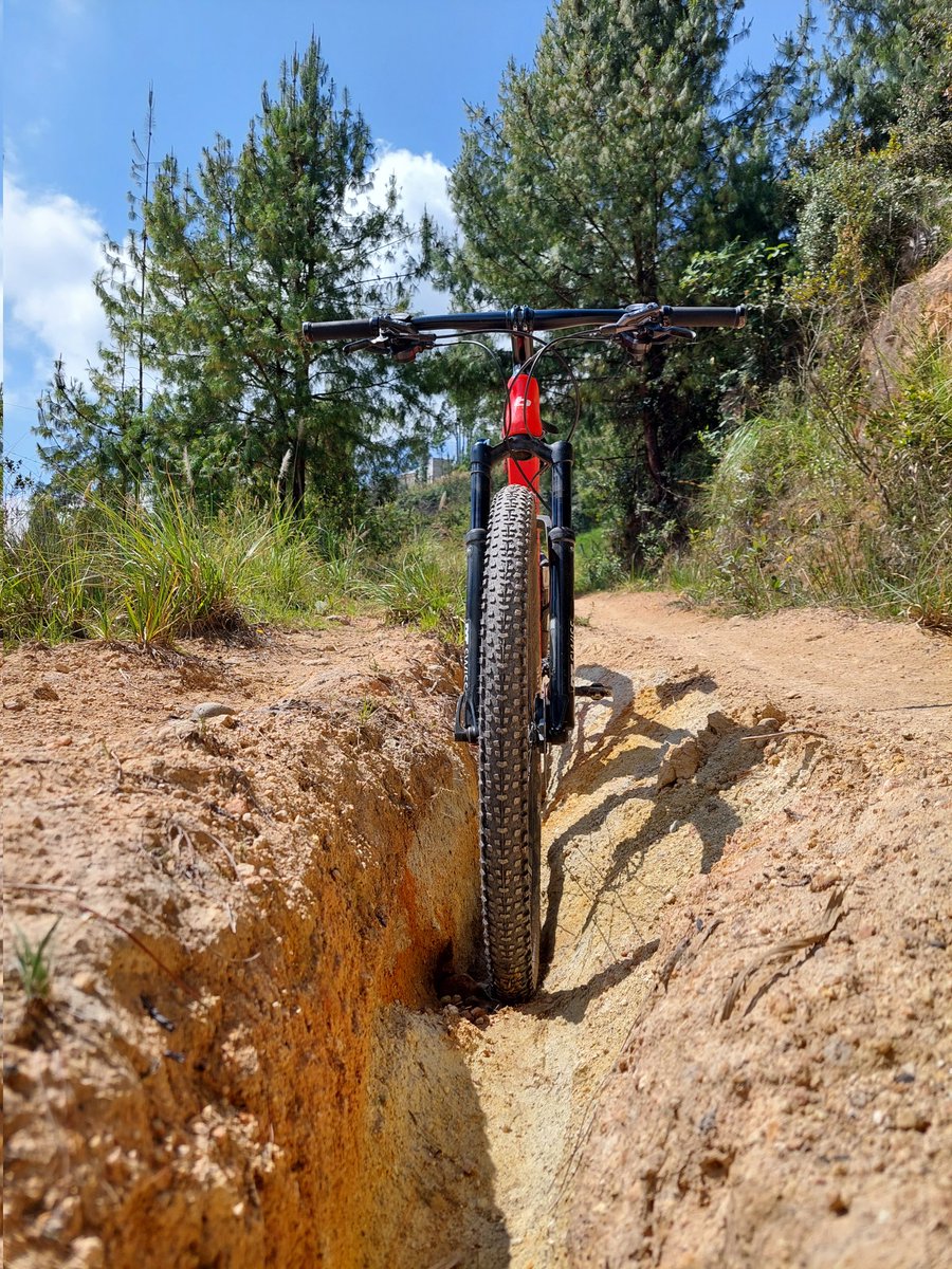 Andres_car's tweet photo. No hay mejor terapia que salir a pedalear y disfrutar de la naturaleza  ..... #cucobikes #benellibike #generandociclismo #bbike https://t.co/R51uONKQEL