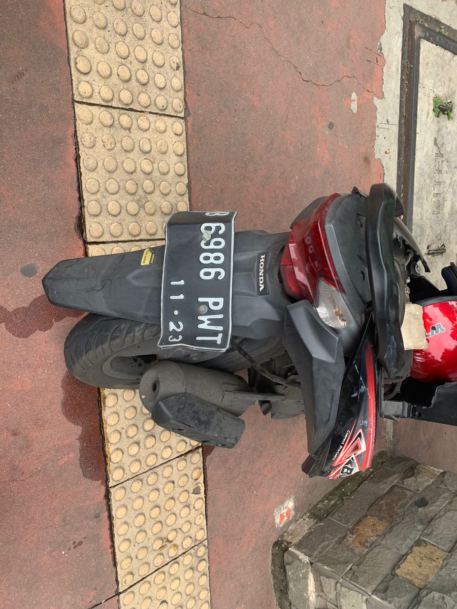 TMCPoldaMetro's tweet photo. 10.30 Terjadi kecelakaan pengendara mobil B 2298 BZN menabrak pengendara motor B 6986 PWT di Jl. Thamrin Tl. Kebon Sirih akibat pengendara mobil tidak melihat APILL yang memberikan isyarat berwarna merah. Korban luka2 dan sudah dalam penanganan petugas Polri. https://t.co/gKhT2ZQq1P