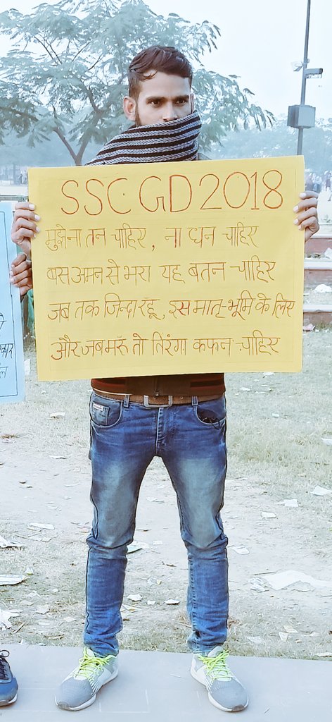 bigdajaa8's tweet photo. पहरा इतना कि खौफ़ भी डर जाए,
ऐसे में भला लब खोलेगा कौन ?
माना कि वक़्त भी खिलाफ़ है,
मगर हम भी चुप रहे तो फिर बोलेगा कौन ?
#SSCGD2018_HMO_JOINING_DO 
@ChampionUmesh @Deepika62139026 @deepyadaav @GauravN13863983 @HimanshuValmi13 @SunilLa70709037 @Ramande67571158 @RintuDa73013762 https://t.co/nKLNr6jjuP
