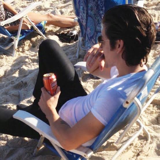 Dia do home que fica de calça e sapato na praia
HAPPY BIRTHDAY ALEX TURNER 