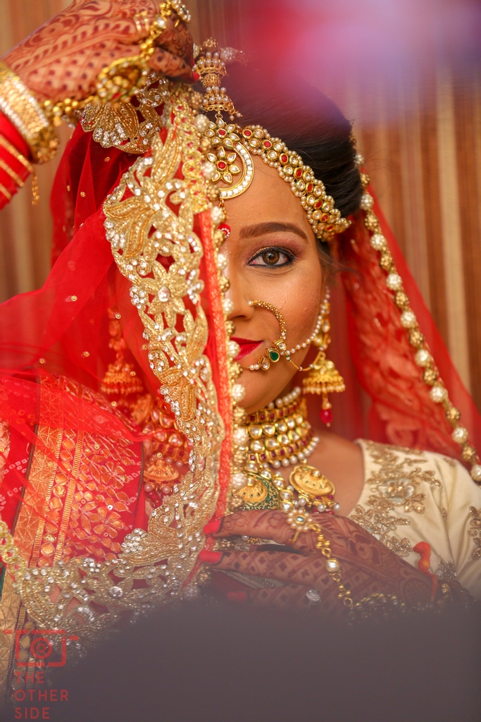 Closup | Indian bride photography poses, Indian wedding poses, Wedding dulhan  pose