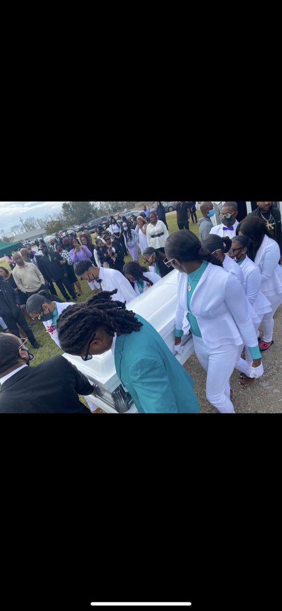 Eat__Free's tweet photo. we did the hardest thing ever today .. we buried not only a friend but a DEAR SISTER 💔 we will miss you but as God calls us home one by one , that family chain shall link again 💞 #HeavenCynt 🕊🥺 Forever my sisters😘 https://t.co/S54nPDRGNf