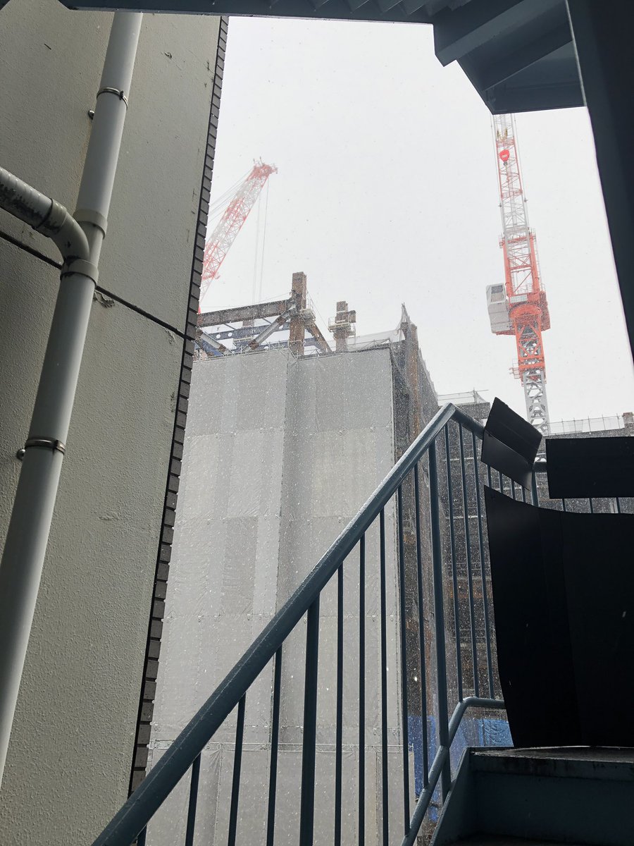 GSB_Acoustic's tweet photo. 【めちゃ雪降ってる】
渋谷はとっても冷え込んでおります！

こんな時はインターネットで楽器通販サイトをニヤニヤしながら眺めるのが捗りますね！
お目当ての楽器が突然見つかるかもしれませんよ…ふふふ。

ご来店される場合はしっかり着込んで、暖かい服装で！！
今日も元気にいきましょう！！ https://t.co/4hmB5KvlWV