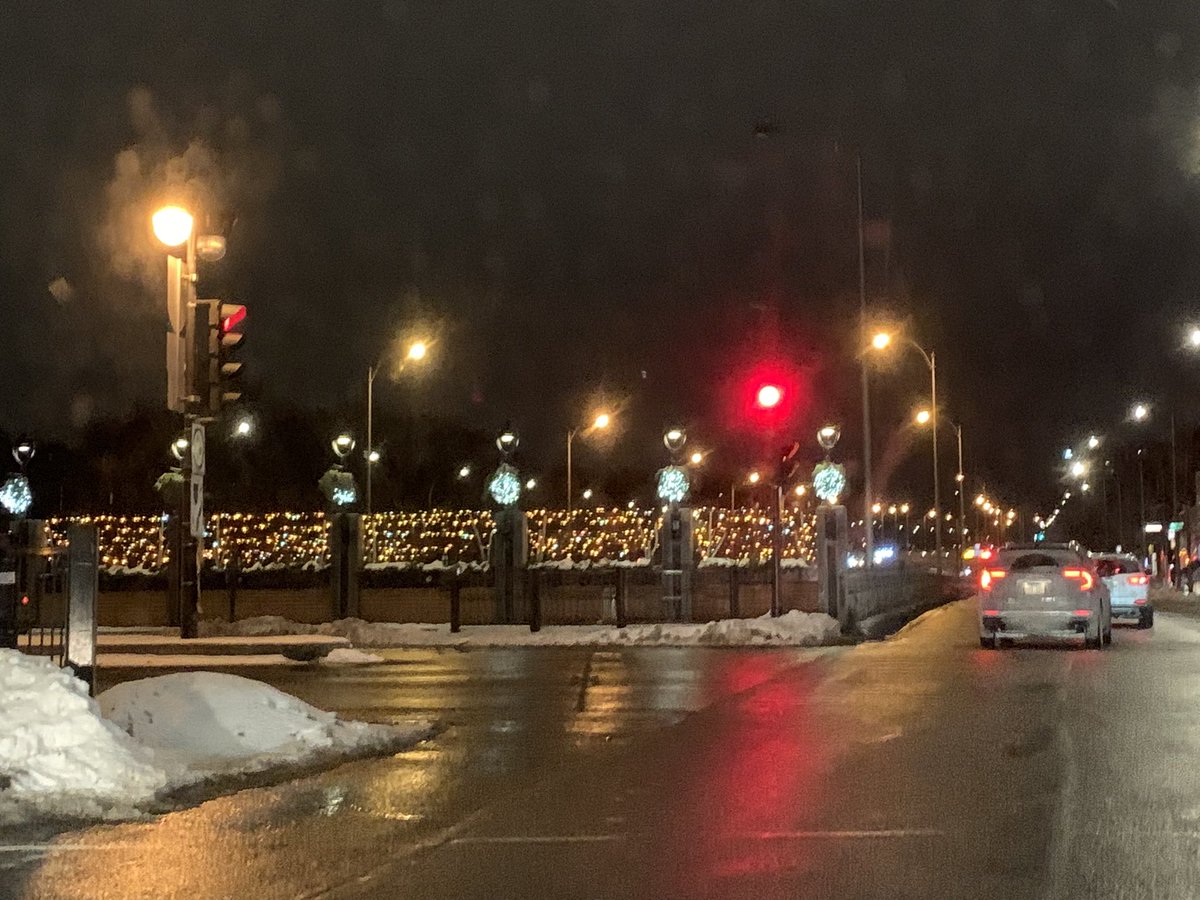 NDGWinning's tweet photo. #Monkalnd v. #QueenMary. Which intersection at #Decarie is getting more love on Christmas? #NDG @CDN_NDG #equity https://t.co/L7ADnIfGw3
