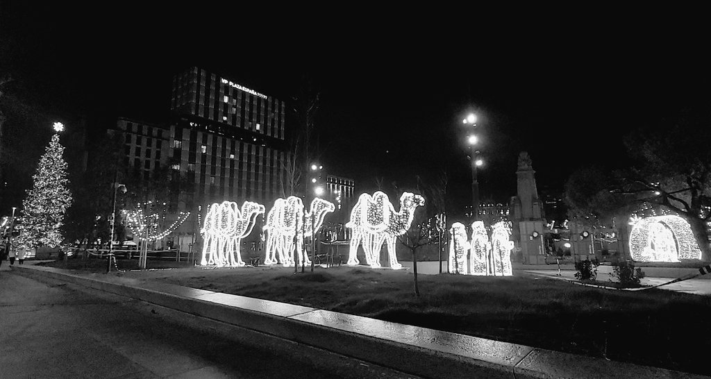 Ogona15's tweet photo. Feliz noche de reyes... portaos bien, que yo me los acabo de cruzar 
🌠 👑👑👑🐪🐫🐪🎁🎁🎁

#ReyesMagos 
#TheThreeWiseMen 
#SeAcercan https://t.co/jSSKPxF0Ri