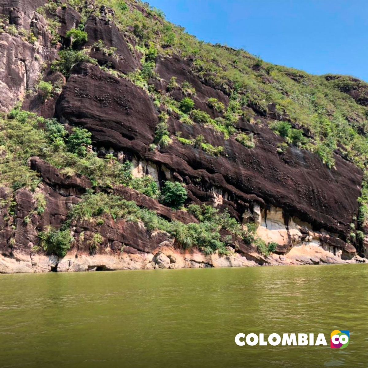 Colombia's tweet photo. Explorando #LoMejorDeColombia nos encontramos lugares verdaderamente apasionantes, como Prado, Tolima. ¡Conoce la #RepresaDeHidroPrado! Un extenso lago artificial con atractivos turísticos naturales como la cascada del amor, la laguna encantada y la isla de Cuba. 🚤💛💙❤️ https://t.co/2fnsMjckP3