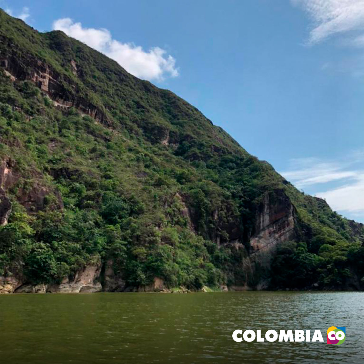 Colombia's tweet photo. Explorando #LoMejorDeColombia nos encontramos lugares verdaderamente apasionantes, como Prado, Tolima. ¡Conoce la #RepresaDeHidroPrado! Un extenso lago artificial con atractivos turísticos naturales como la cascada del amor, la laguna encantada y la isla de Cuba. 🚤💛💙❤️ https://t.co/2fnsMjckP3