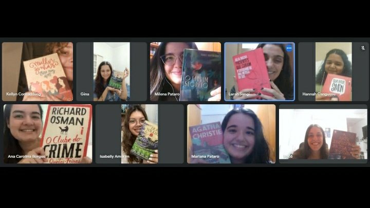 Amigo Secreto do Clube da Mary Shelley e a fotinha que esse encontrinho maravilhoso rendeu! Foi tão bom conhecer melhor as meninas que fazem parte de algo tão importante na minha vida, e agradeço muito à @MilenaPataroo por ter nos unido nessa comunidade incrível de escritoras.