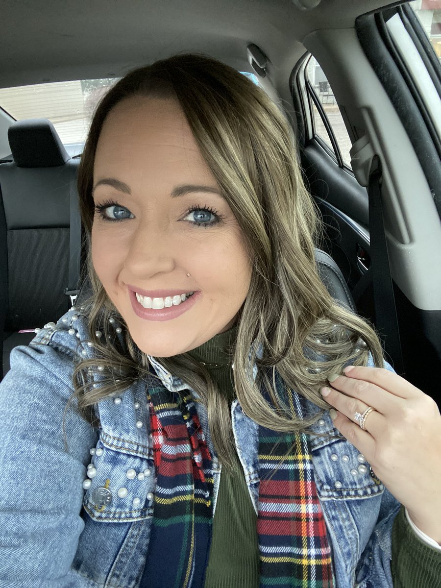 leeahmaria's tweet photo. Dark hair, don’t care! 😜 https://t.co/1qUPHr6CEm
