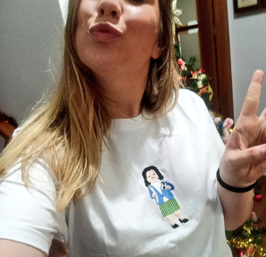 PauNmbrsfrm's tweet photo. Que me han regalado la camiseta de ENCARNITA.

NO PUEDO MÁS https://t.co/Iown3YUrdG