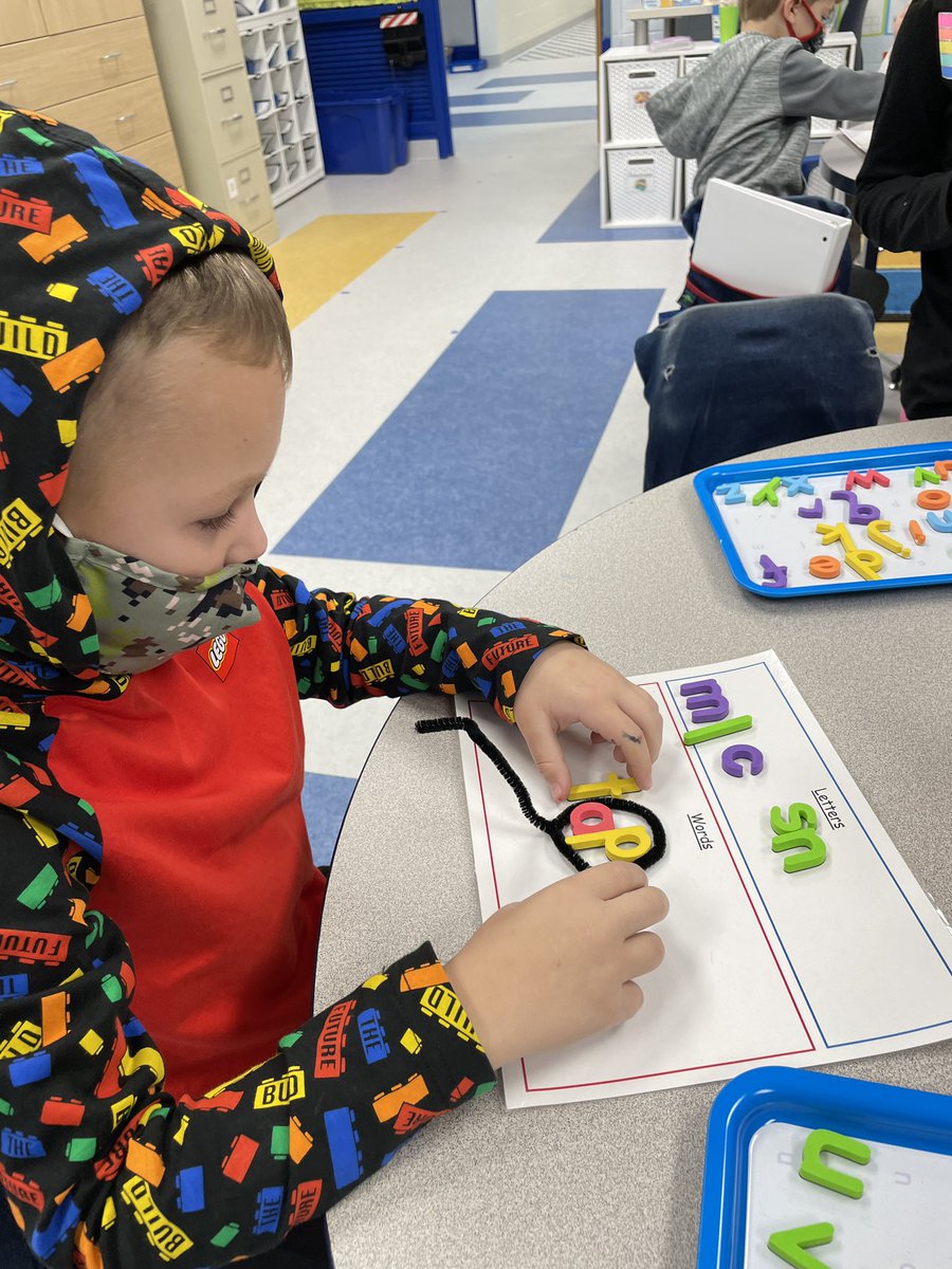 ReneeVarnum's tweet photo. Today during phonics, we “lassoed” some word parts…it helped us read so many words! #tcphonics https://t.co/wV4yD3xZHD