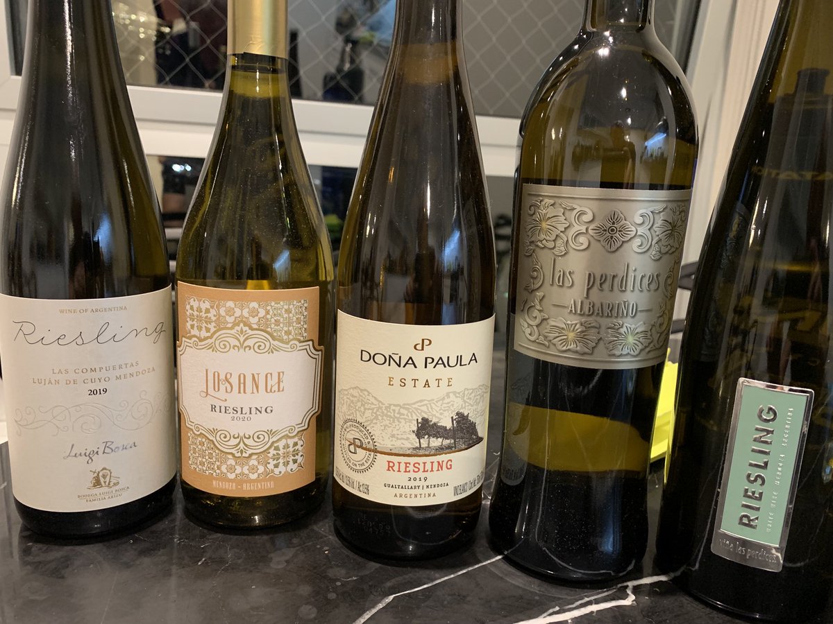 danielgodoy312's tweet photo. El calor 🥵 nos va a dar mucha sed … linda selección de blancos 4 riesling y 1 Albariños que es un clásico las perdices ..@MattBerrondo @LuigiBoscaBodeg #losance #doñapaula @LasPerdices1 @Vinarquia https://t.co/XRpUxtPeMS