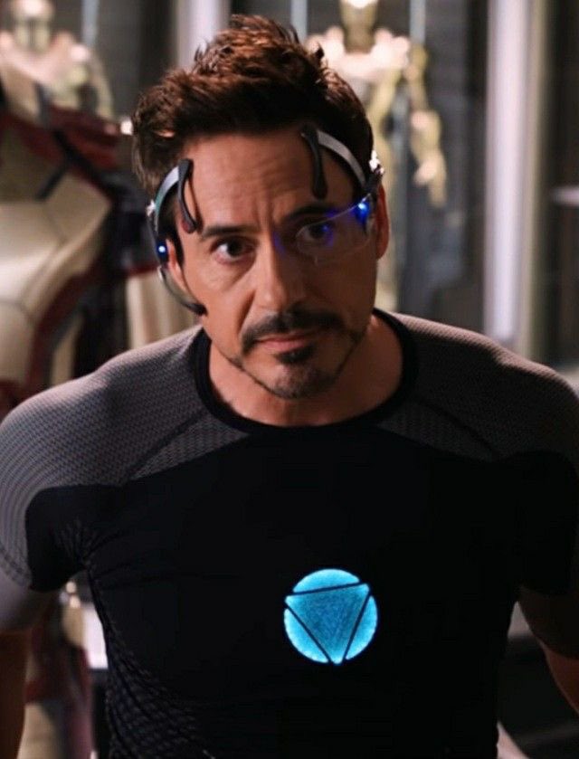 Тони старк железный человек смерть. Железный человек жилы. Тони старк в костюме. Тони старк железный человек 3. Тони старк железный человек 2008.