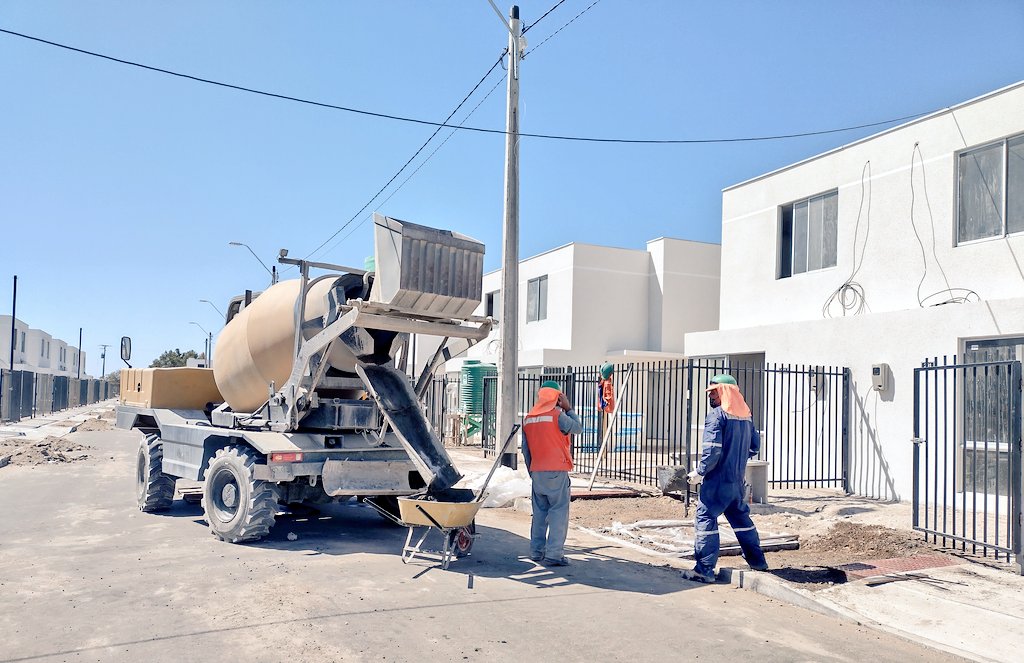 serviuatacama's tweet photo. En Caldera equipo @serviuatacama @DirectorServiu3 supervisan obras del conjunto #CopaDeAgua, que beneficia a 198 familias para después reunirse con dirigentes de los 5 comités habitacionales con quienes nuevamente se revisaron los trabajos #EnElCorazónDeLaRecuperación 🏡🙂 https://t.co/6KgVYeemMl