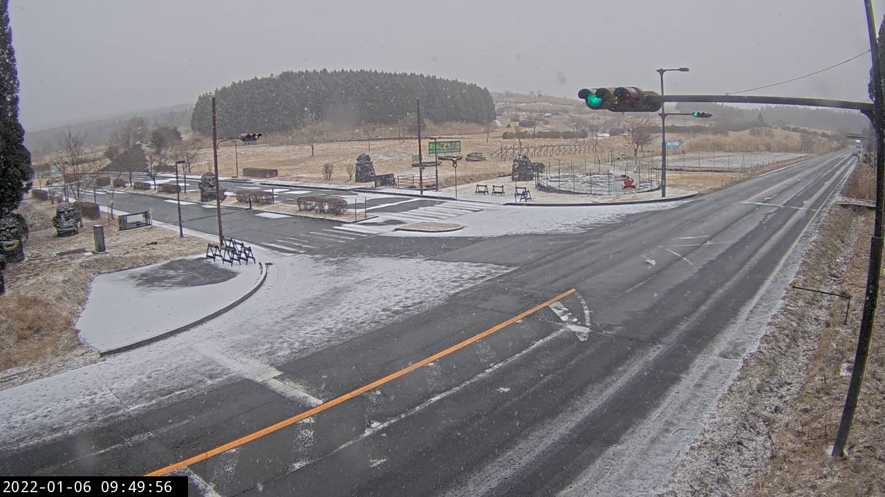 富士土木事務所 国道４６９号 富士市勢子辻 裾野市十里木 は １月６日 木 ９時４５分から積雪のためチェーン必要とします 写真は富士土木雪カメラより こどもの国前 積雪 交通情報 T Co Eejevdpauh Twitter