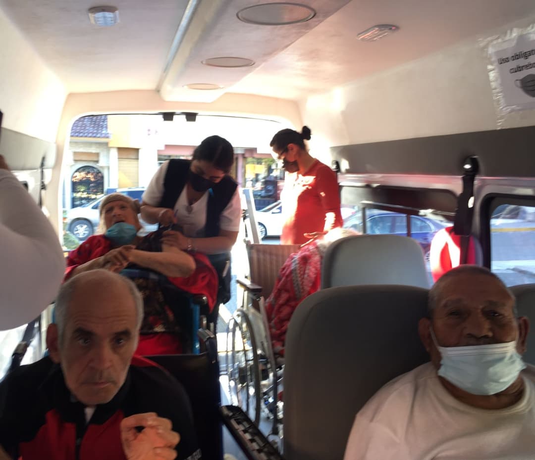 👴⚕️👵Sabemos la importancia que tiene la salud de nuestros #AdultosMayores, por los que  acudimos a la aplicación de la tercera dosis de la vacuna contra COVID-19 para los residentes de la Casa Hogar Ma. del Refugio.
#EnFamiliaUnidosSíesPosible
#UnidosTrascendemos