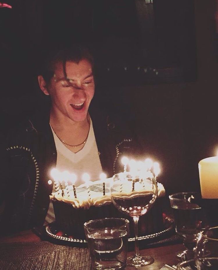 ITS STILL JANUARY 5 WHERE I LIVE BUT TTHATS FINE HAPPY BIRTHDAY TO ALEX TURNER !!!!!!!! 