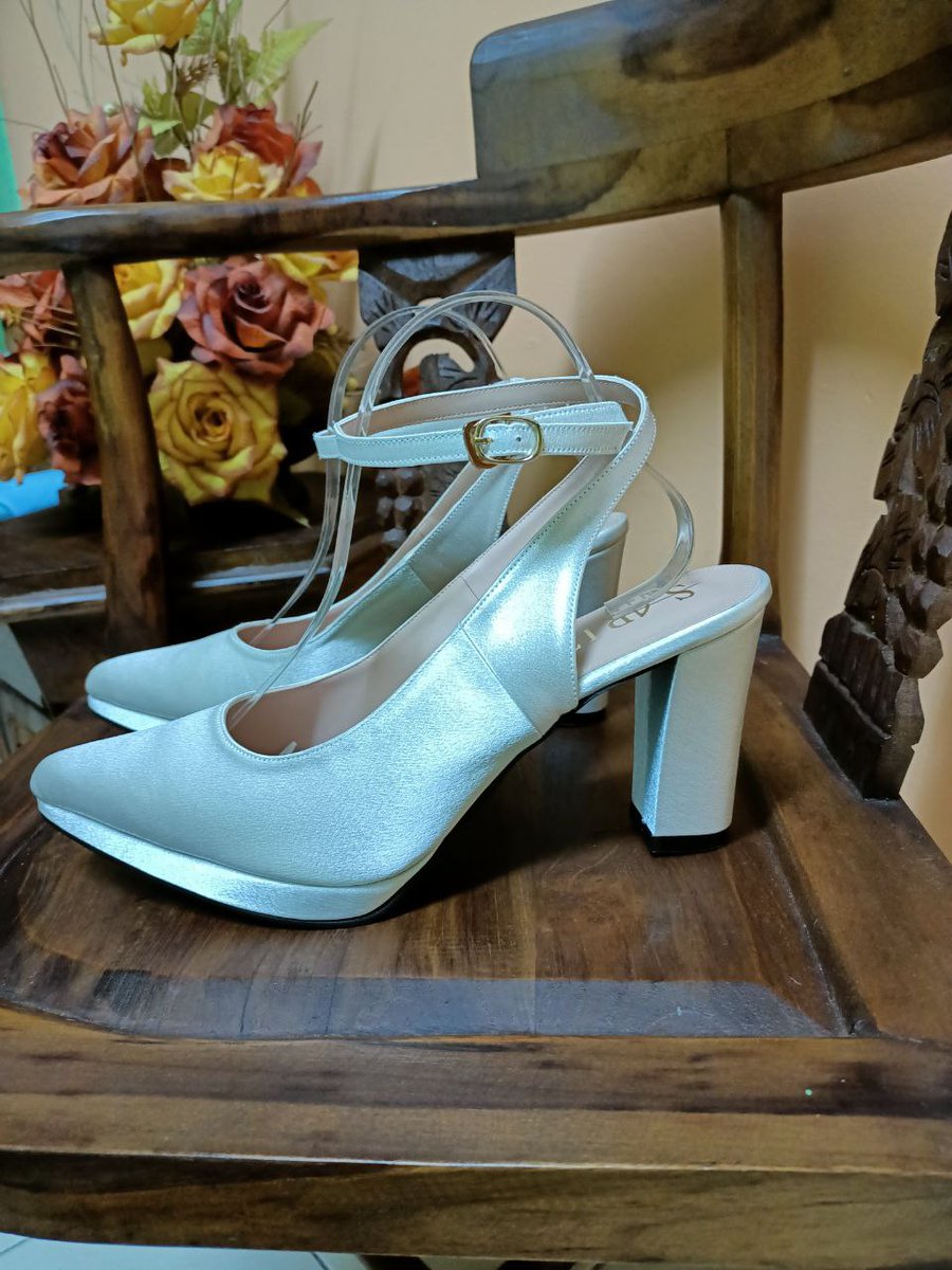 LM_Aziera's tweet photo. KASUT CUSTOM MADE

Boleh request
❤️ Design (send picture)
💕 Heels (flat, biasa, medium, block, runcing)
💕 Tinggi heels (1-5 inci)
💕 Materials

_____
ORDER:
📞 Whatsapp : https://t.co/taeaEdCHio 
📖 Walk in with appointment
🏠 Location : Taman Medan, Petaling Jaya https://t.co/ApS2u8FKaK