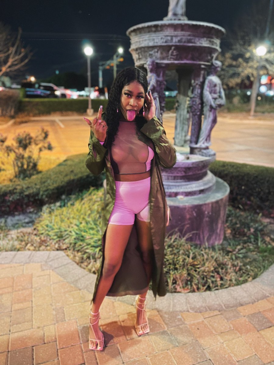 plugssdaughtaa's tweet image. Very much a problem 😘