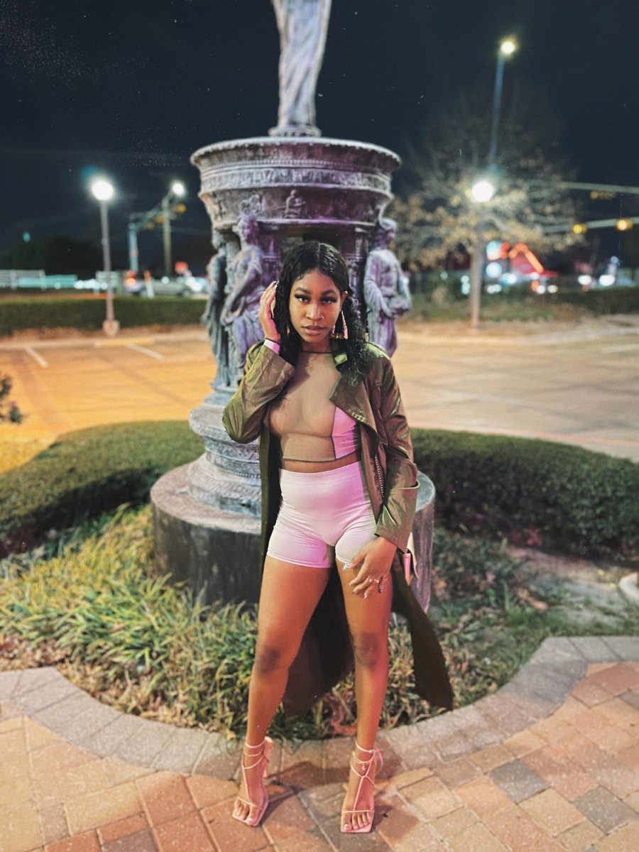 plugssdaughtaa's tweet image. Very much a problem 😘