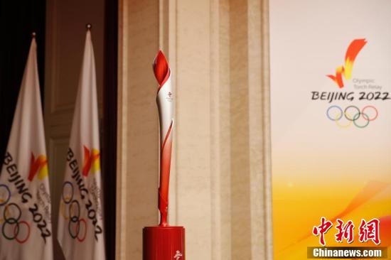 Echinanews's tweet photo. The #Beijing2022 Winter Olympic Torch is displayed at an exhibition in Harbin, NE China's Heilongjiang Province. https://t.co/EJvXHyvL06