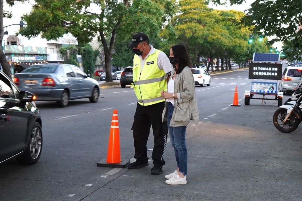soledadmartinez's tweet photo. Durante el 2021 realizamos más de 50 mil controles de alcoholemia a autos, motos y camiones, logrando reducir los accidentes viales. En el verano no paramos y reforzamos los operativos nocturnos.
Seguimos trabajando para que los vecinos transiten de manera más segura. https://t.co/JRYGyY8HPi