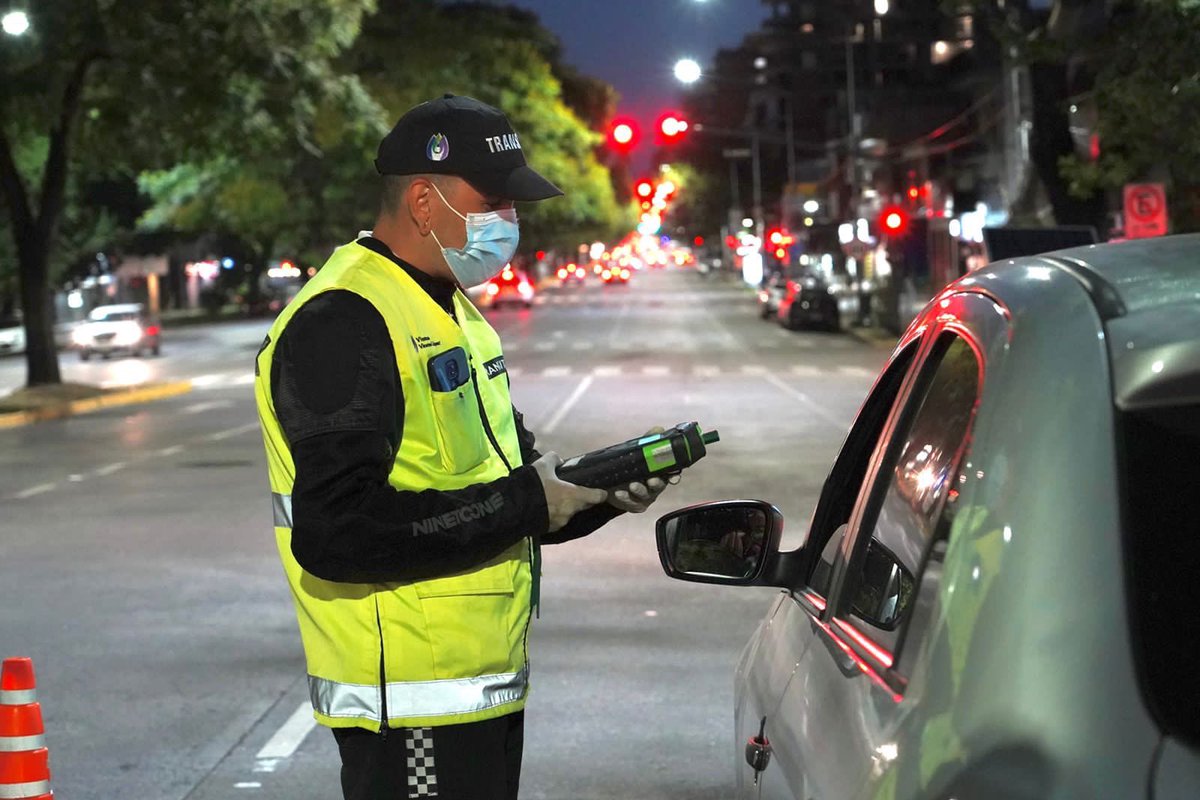 soledadmartinez's tweet photo. Durante el 2021 realizamos más de 50 mil controles de alcoholemia a autos, motos y camiones, logrando reducir los accidentes viales. En el verano no paramos y reforzamos los operativos nocturnos.
Seguimos trabajando para que los vecinos transiten de manera más segura. https://t.co/JRYGyY8HPi