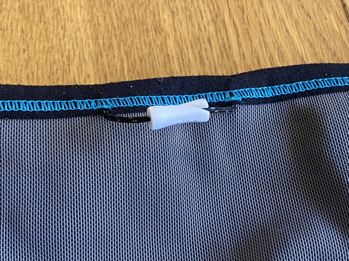snow_and_star's tweet photo. 以前作ったUltimate direction utility belt用のプルタブがよく外れるのと引っ張り部分探すのも面倒なので改良。スリットをらせんにしたのでどこから引っ張っても外れない。3Dプリンターならではの形状。成形時間15m #3Dプリンター #3dprinting #QIDI #Xsmart https://t.co/11hiipctEw
