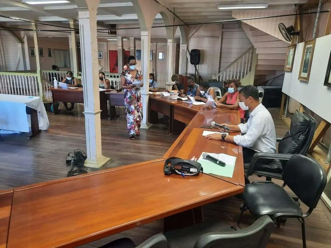 Monsieur le Maire Fred Michel TIRAULT et Mme Sylvia JEAN-BAPTISTE-SIMONNE, Adjointe en charge du personnel, ont reçu, jeudi 30 décembre 2021, les candidats sélectionnés dans le cadre de la campagne de recrutement PEC (Parcours Emplois Compétences).