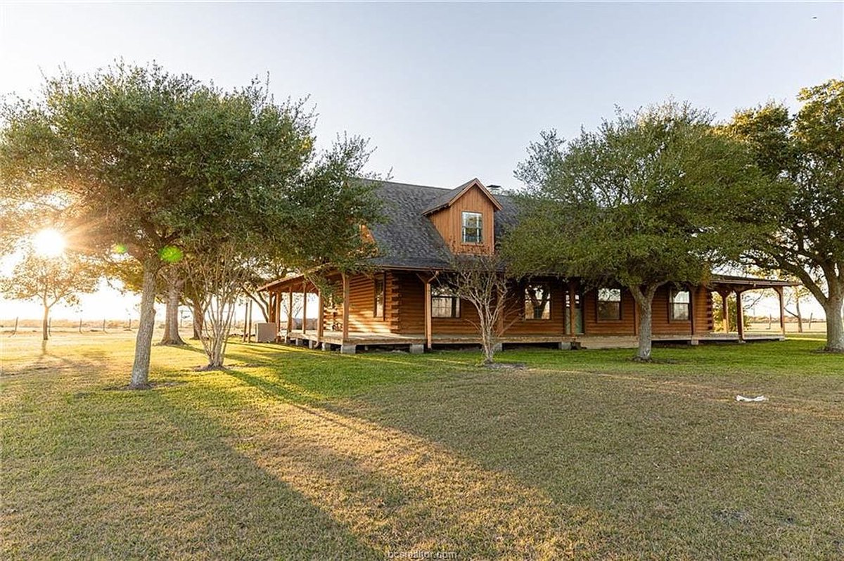 TxHorseProperty's tweet image. BURTON, CENTRAL TEXAS. 15 rolling acres, 2-story 3/3 log cabin w/wrap around porch, garage converted to home office, horse stalls, new cross fencing, two electric gates, RV hook-up, pond. $895K #txhorseproperties #burtontx #centraltexas tinyurl.com/3351Burton
