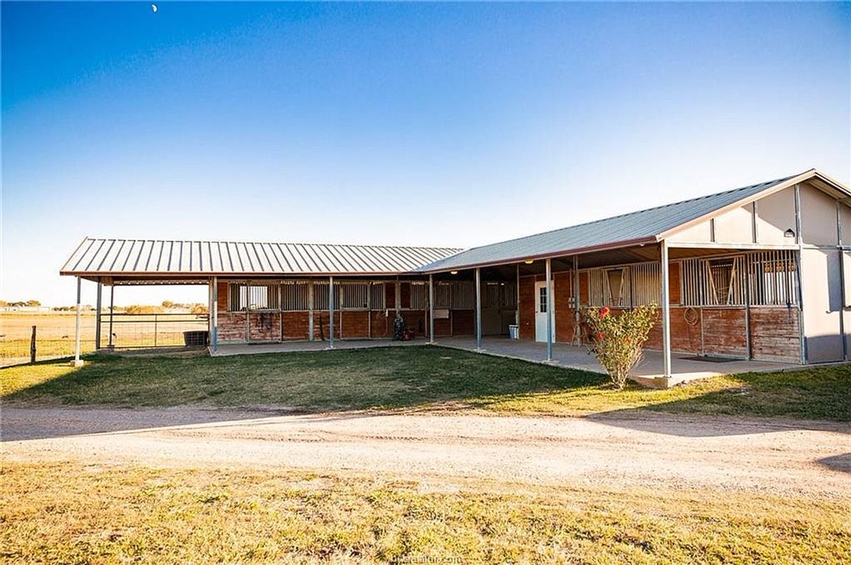 TxHorseProperty's tweet image. BURTON, CENTRAL TEXAS. 15 rolling acres, 2-story 3/3 log cabin w/wrap around porch, garage converted to home office, horse stalls, new cross fencing, two electric gates, RV hook-up, pond. $895K #txhorseproperties #burtontx #centraltexas tinyurl.com/3351Burton