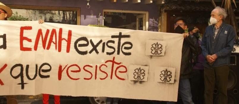 ConSaudade's tweet photo. Esta foto será la más entrañable  para mi..hoy Jean Meyer con nuestros jóvenes  de la ENAH. En la ENAH  leemos cada año su impecable y crítico  ensayo sobre la Revolución 
#YodefiendoalaENAH 
#YoDefiendoAlCIDE https://t.co/kJfYD2w0P9