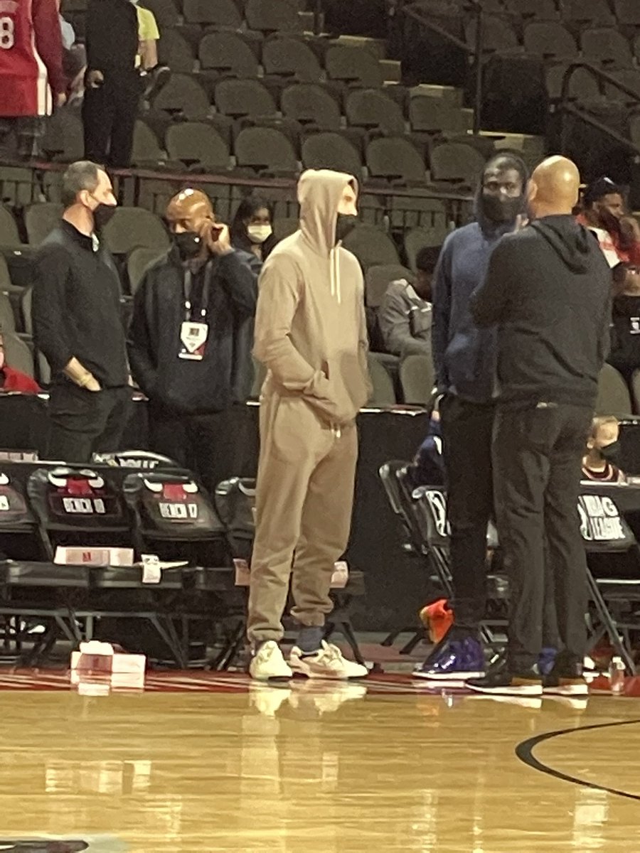 DavidZielinski4's tweet photo. Watching the Windy City Bulls with my family for my birthday.  Nice to see @ZachLaVine supporting the team. https://t.co/yDpage8OBr
