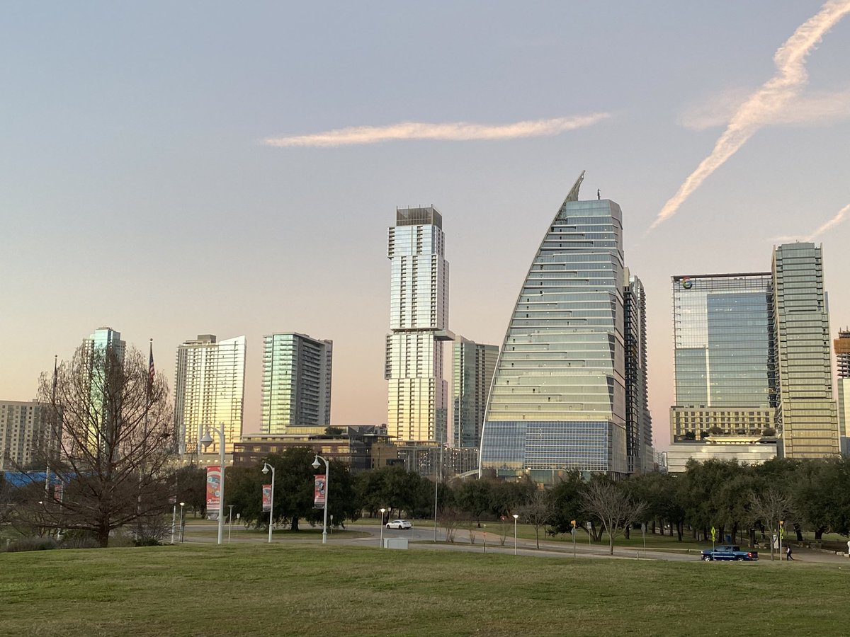 TheAmandaHouse's tweet photo. One of the many things I love about Austin, the reflection of the sunset on the glass buildings! 😍 https://t.co/j62DaIh4KC