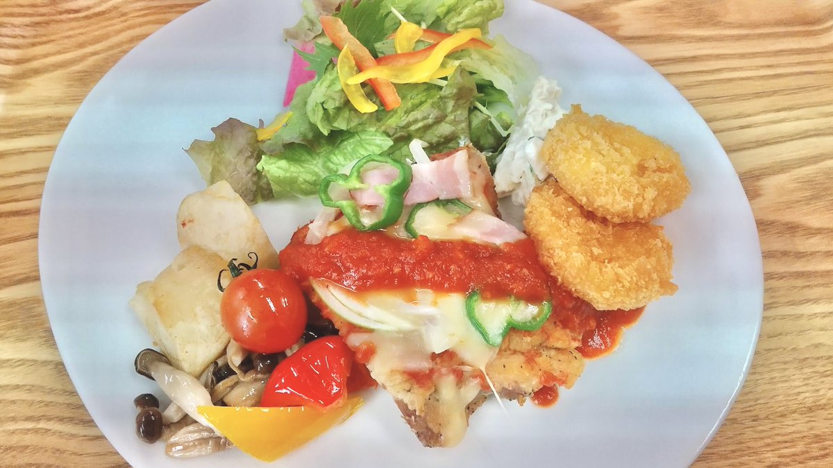 market_mori's tweet photo. 🐯こんにちは🐯
🍙オリーブの杜です🍙

⭐️本日の日替りランチはこちら⭐️
《ピザ風🍕チキンソテーとクリームコロッケ》
になります。
毎日寒いですね❄️
こんな寒い日は当店の美味しいランチでも食べにいらして下さいませ♪

#市場ランチ
#市場レストラン
#仙台ランチ
#モーニング定食
#卸町ランチ https://t.co/9sssamy1GI