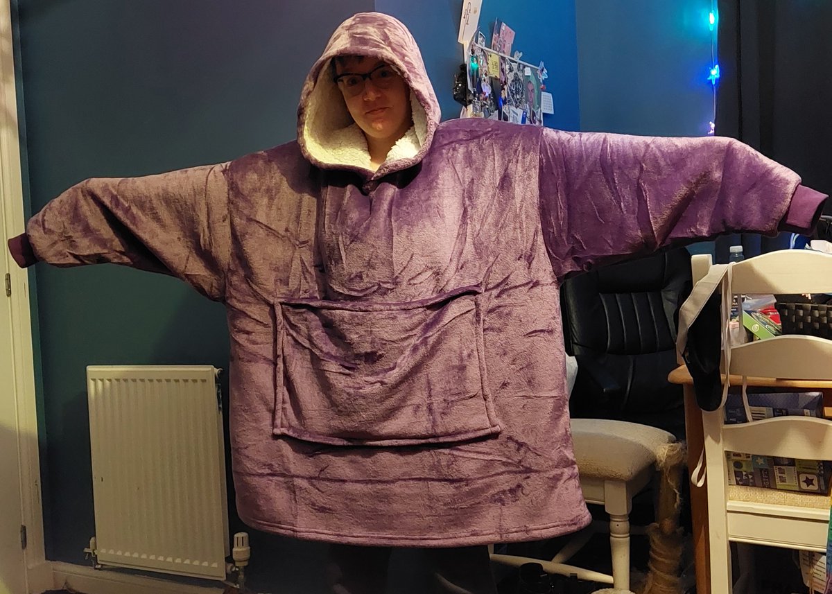 ok so for my birthmas @persimimmoney VERY kindly bought me a present <3 and i chose to get a big soft lounge top with a pocket. a pocket for CATS.

it arrived today and i did not anticipate.. just how big this thing would be. jenny advised me to 