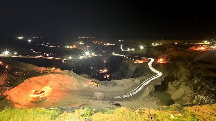 CoalIndiaHQ's tweet photo. Coal mines of Coal India &amp; its companies operate 24x7 to ensure coal supply to the nation and empower it. Coal mines lit up in the night showcase the grit and determination of CIL to fulfil the energy needs of the nation.
#vocalforlocalcoal https://t.co/95vvlvCGc0