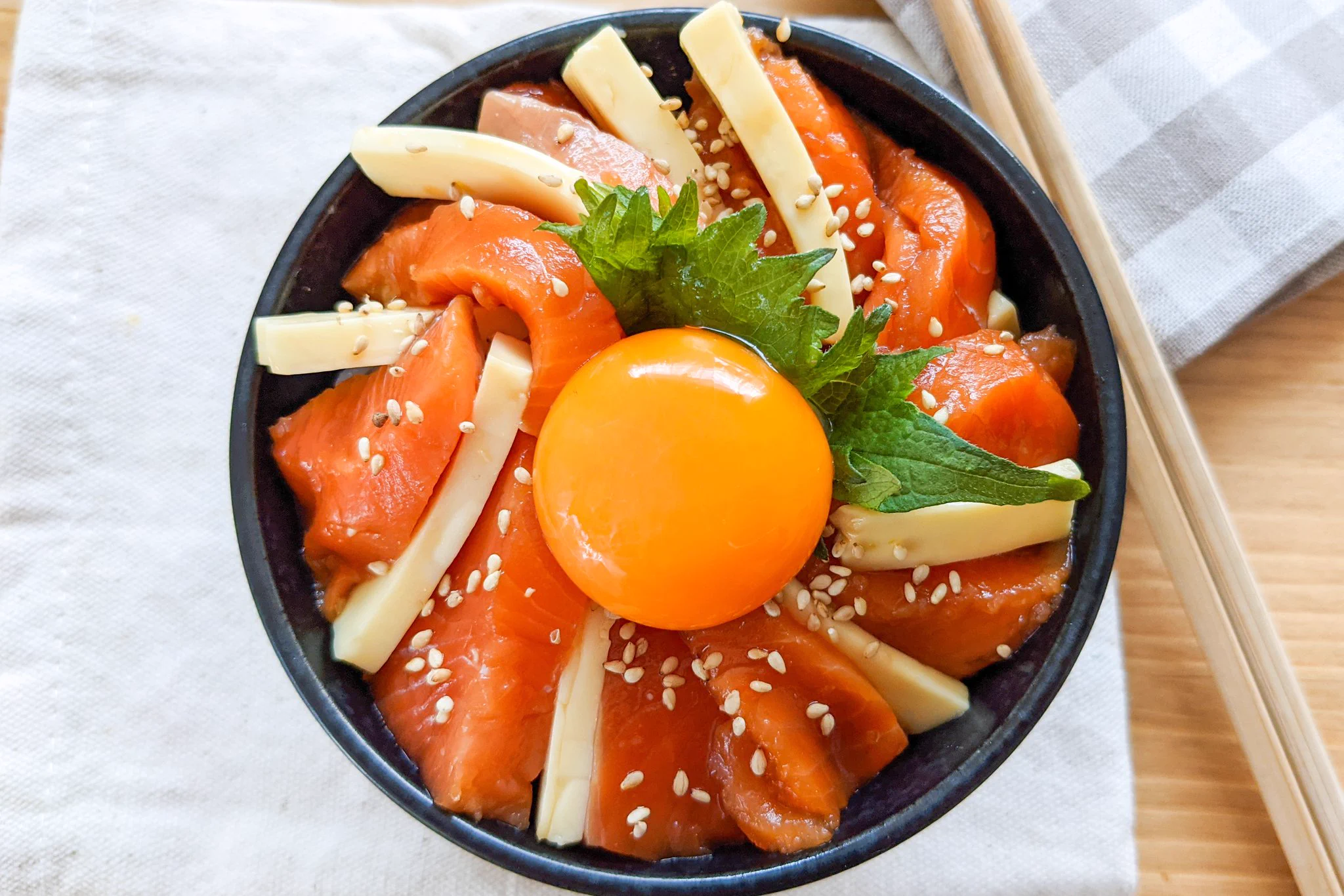 驚くほど美味しい一品に仕上がる？！サーモン好きさん必見の「漬け丼」レシピ！