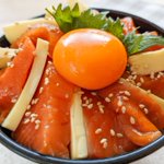 驚くほど美味しい一品に仕上がる？!サーモン好きさん必見の「漬け丼」レシピ!