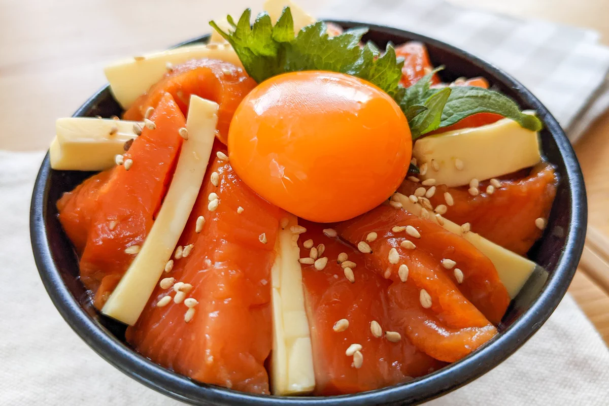 驚くほど美味しい一品に仕上がる？！サーモン好きさん必見の「漬け丼」レシピ！